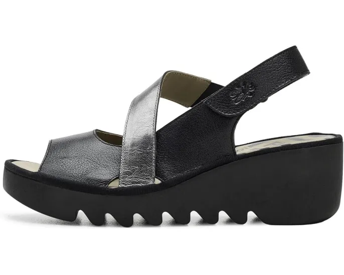 Сандалии FLY LONDON Basy605fly на танкетке с мыском и регулируемым ремешком