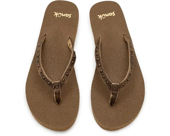 Sanuk Сандалии Yoga Joy II Stud с ремешком на заклепках и стелькой из коврика для йоги