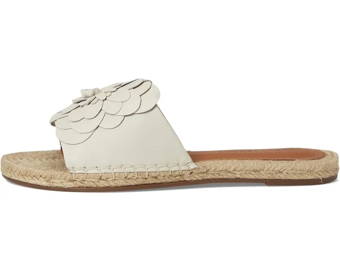 Сандалии Biricha Floral Flat от Lucky Brand с объемным цветочным декором и резиновой подошвой