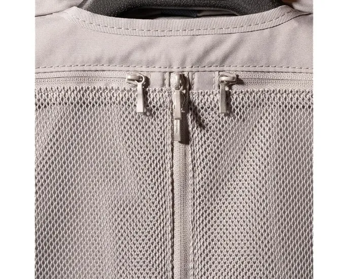 Чемодан для одежды Garment Bag с отделениями из сетки Baggallini