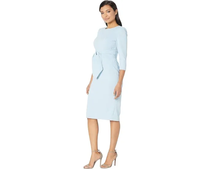 Приталенное платье-футляр из крепового трикотажа с поясом от Adrianna Papell