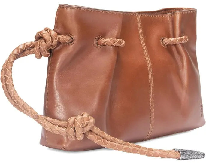 Клатч-браслет Frye Caroline из состаренной кожи на запястье