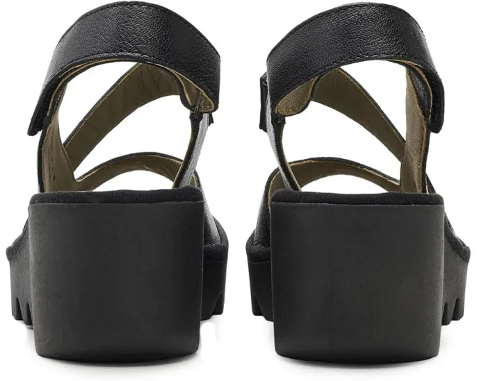 Сандалии FLY LONDON Basy605fly на танкетке с мыском и регулируемым ремешком