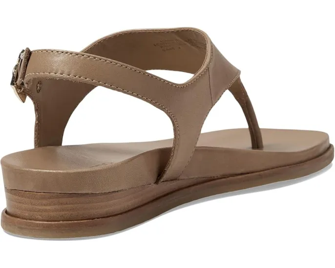 Сандалии Bernardo Concord с перемычкой между пальцами и регулируемым ремешком