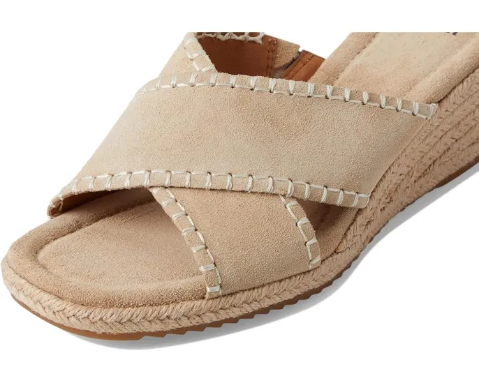 Сандалии Indie от Sofft с X-образным ремешком и плетеным клином