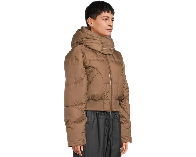 Короткая утепленная зимняя куртка adidas by Stella McCartney с капюшоном и ветрозащитой