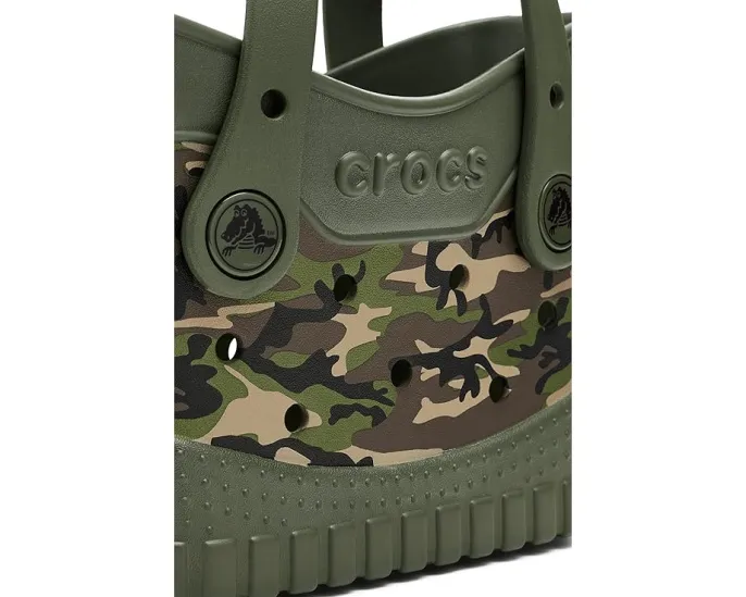 Микро-тоут Crocs из EVA с камуфляжным принтом и структурированным дизайном