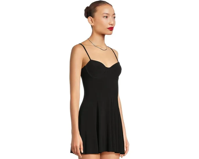 Платье Norma Kamali для пиклбола с встроенным бюстгальтером и sweetheart вырезом