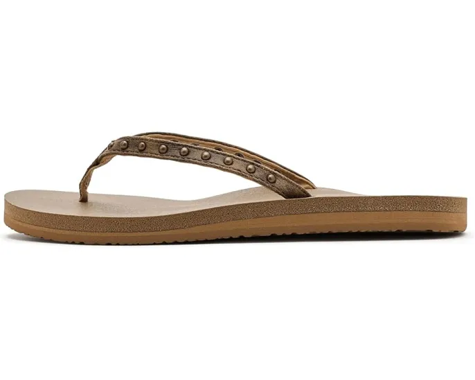 Sanuk Сандалии Yoga Joy II Stud с ремешком на заклепках и стелькой из коврика для йоги