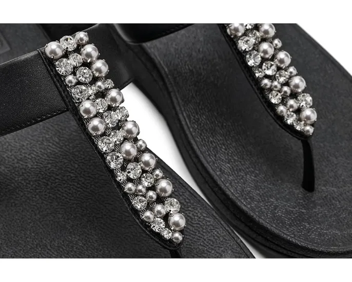 Сандалии FitFlop Fino с ремешком между пальцев и декором из жемчуга и кристаллов