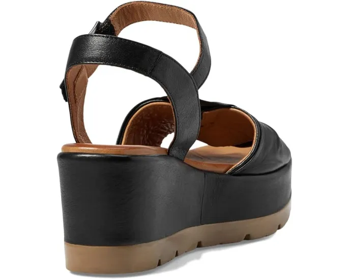 Сандалии Wakefield Spring Step с декоративным цветком из кожи и клиновидным каблуком