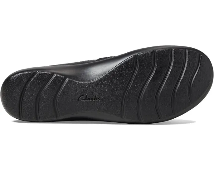 Туфли Clarks Cora Charm без застежки с миндалевидным носком и акцентной строчкой