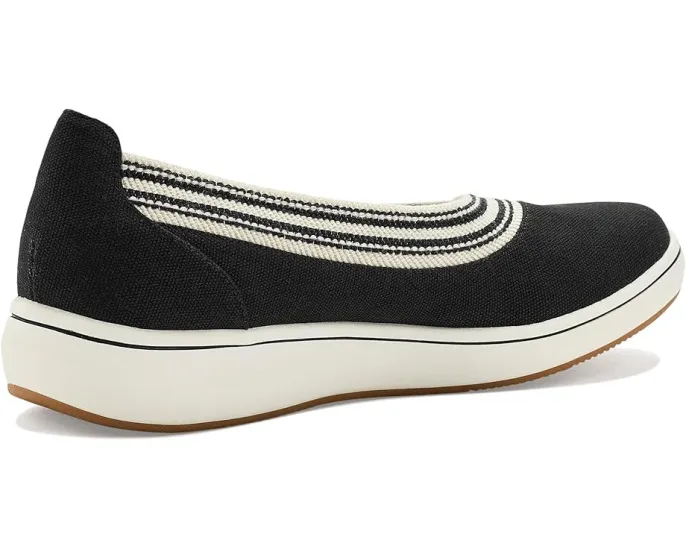 Слипоны Breezesky Air от Clarks с эластичными вставками и стелькой Cloudsteppers
