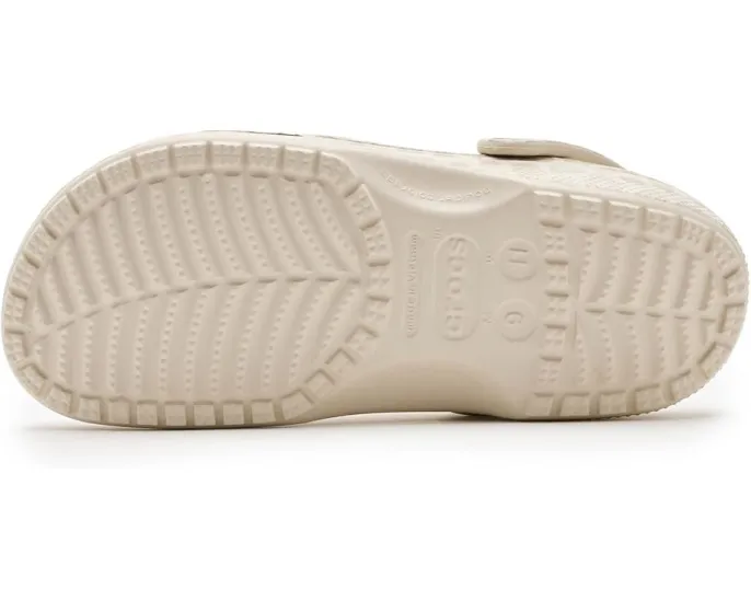 Классические сабо Crocs с сезонным принтом на платформе