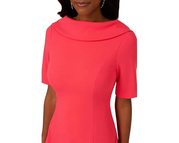 Платье-футляр с воротником-стойкой и V-образной спиной от Adrianna Papell