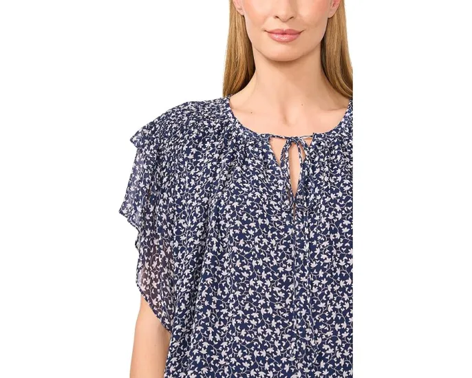 Блузка CeCe с принтом, воротником на завязках и двойными оборками на рукавах