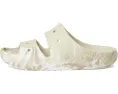 Классические сланцы Crocs с мраморным рисунком и двойными ремешками