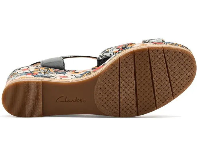 Сандалии Clarks Chicly Floral с контурной стелькой и ремешком на пряжке