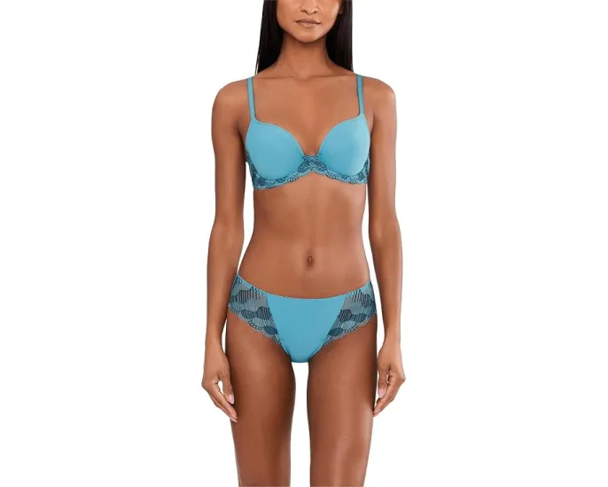 Бюстгальтер Wacoal La Femme Contour с косточками и глубоким вырезом