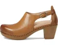 Клоги Dansko Sassy с регулируемой пряжкой и технологией Natural Arch