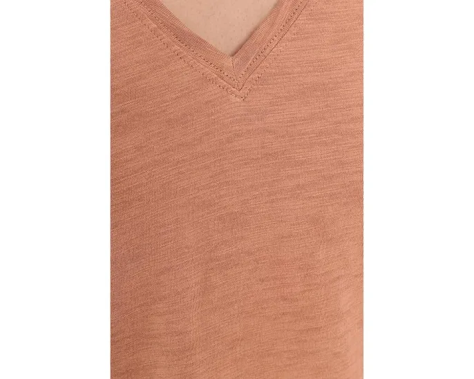 Топ Lilla P Short Sleeve Back Seam с V-образным вырезом и коротким рукавом