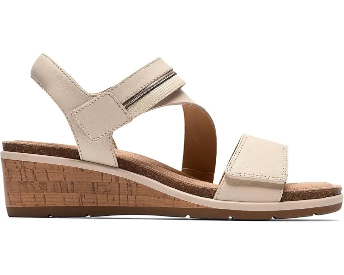 Clarks Kacha Wave сандалии на низком клине из мягкой кожи и контрастными ремешками