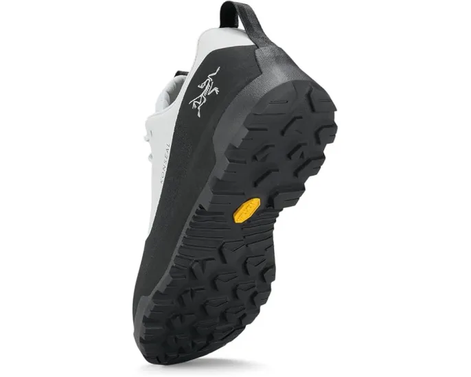 Трекинговые ботинки Arc'teryx Konseal с мембраной DWR и подошвой Vibram
