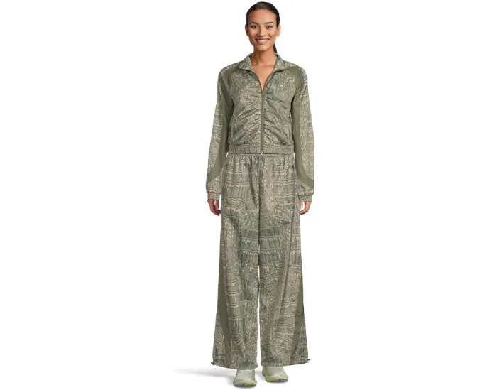 Куртка Trackjacket Printed с крокодиловым принтом и высоким воротом от adidas by Stella McCartney