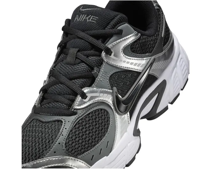 Кроссовки Nike V5 RNR с массивной пеной и ретро-дизайном