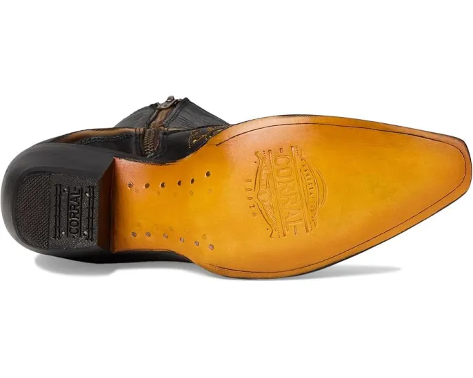 Ботинки Corral A4763 с вышивкой и заклепками на кожаном верхе и каблуком кубинского стиля