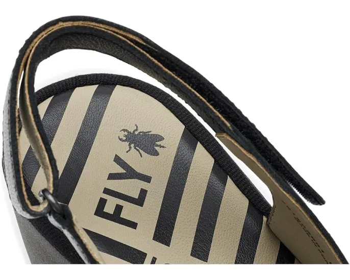 Сандалии FLY LONDON Basy605fly на танкетке с мыском и регулируемым ремешком