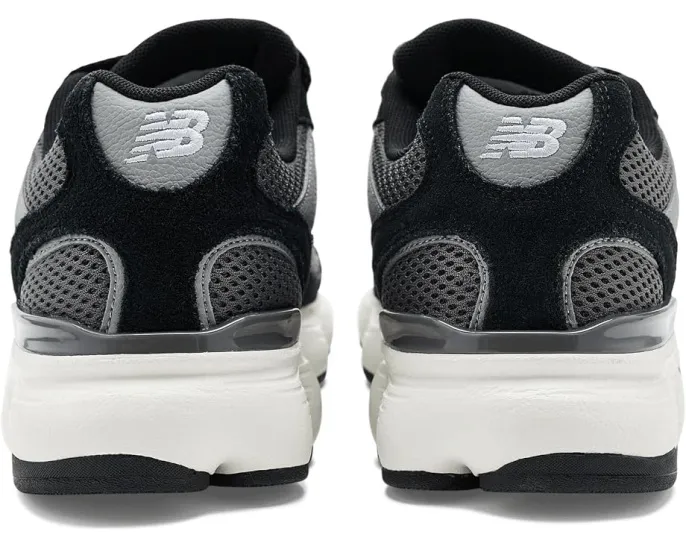 New Balance 603 кроссовки в футуристическом стиле