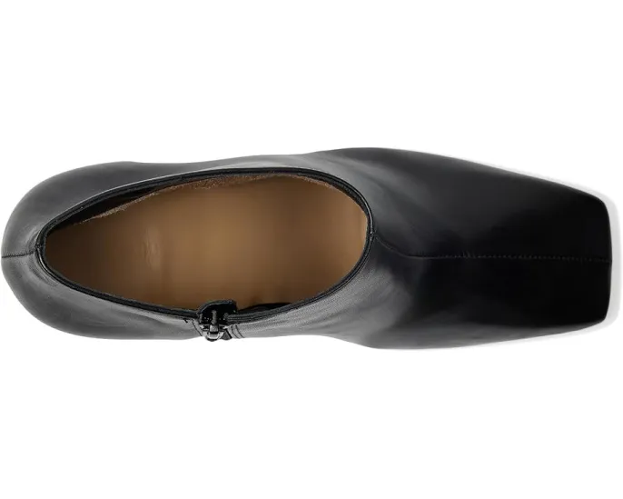 Ботильоны Garda от Bernardo с асимметричным силуэтом и квадратным носком