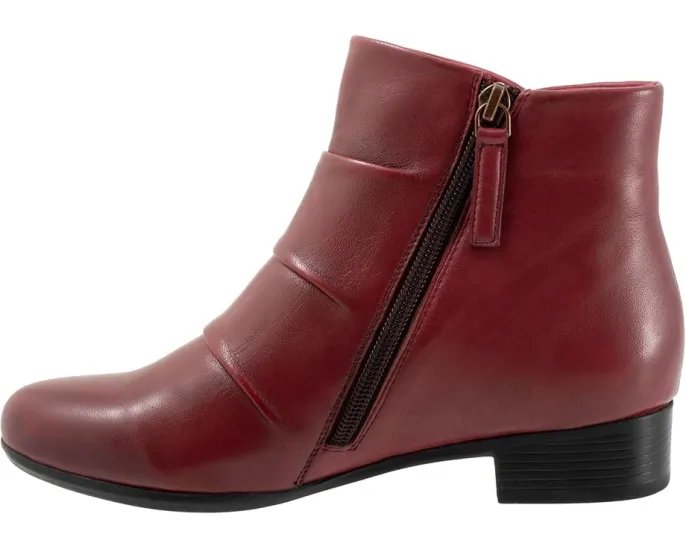 Ботинки Trotters Mila с круглым носком и тремя декоративными пуговицами