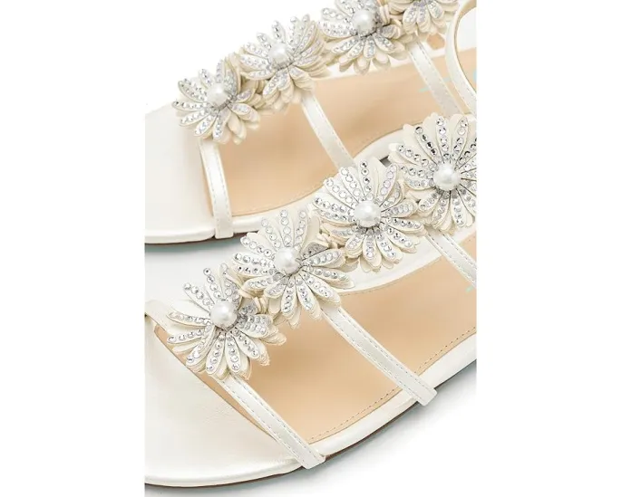 Сандалии Joyce Blue by Betsey Johnson с цветами и стразами