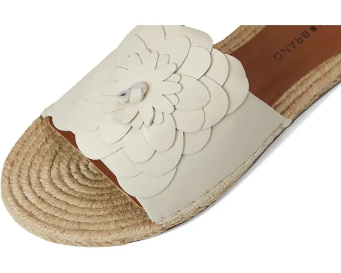 Сандалии Biricha Floral Flat от Lucky Brand с объемным цветочным декором и резиновой подошвой