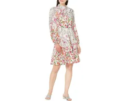 Короткое платье Maggy London с длинными рукавами и завязкой на шее