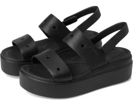 Сандалии Crocs Brooklyn 4U на низком клине с регулируемым ремешком и стелькой из ЭВА