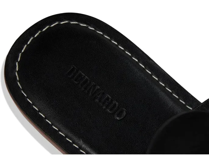 Сандалии Bernardo New Moon без каблука с кожаными дисками и удобной стелькой