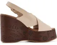 Босоножки GUESS Yarisel с клиновидным каблуком и логотипом