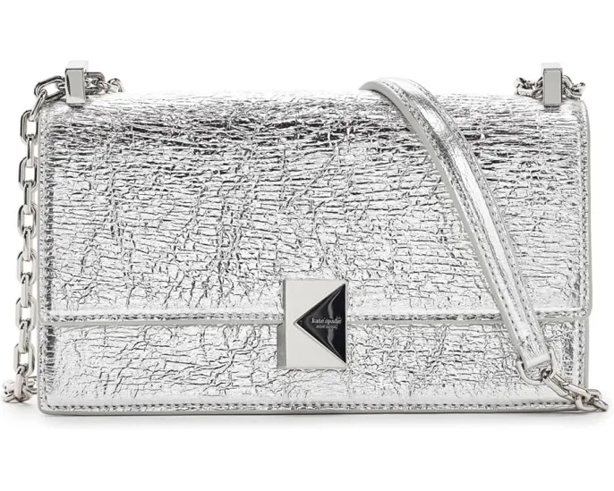 Мини-кроссбоди Kate Spade New York из мятой металлической кожи с цепочкой и клапаном