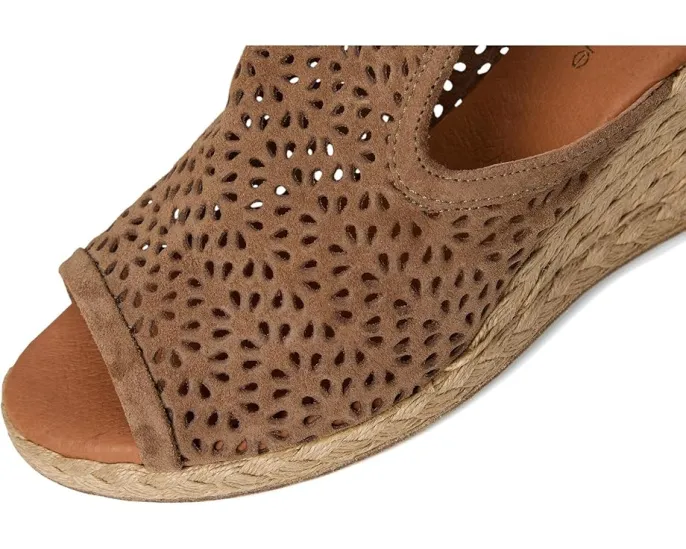 Сандалии Nissa на танкетке из рафии с перфорированным верхом