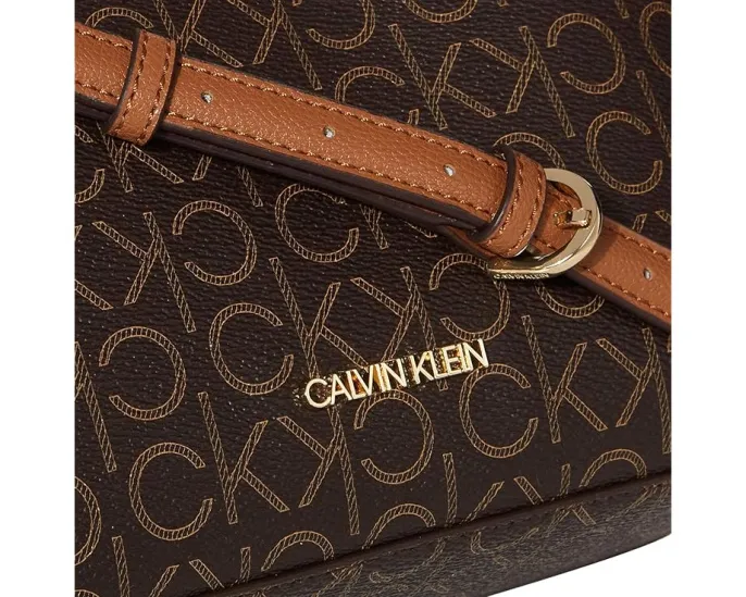 Кроссбоди Hailey Signature с тройным отделением и цепочкой от Calvin Klein