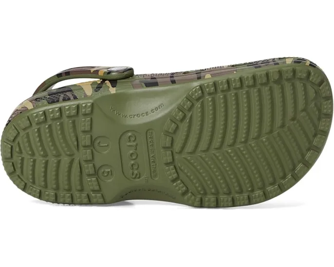 Детские кроксы Classic Camo Clogs с камуфляжным принтом и ремешком на пятке Crocs Kids