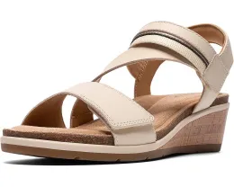 Clarks Kacha Wave сандалии на низком клине из мягкой кожи и контрастными ремешками