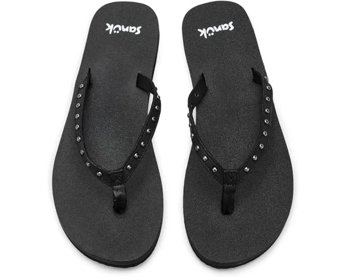 Sanuk Сандалии Yoga Joy II Stud с ремешком на заклепках и стелькой из коврика для йоги