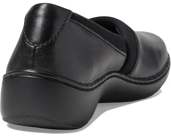 Туфли Clarks Cora Charm без застежки с миндалевидным носком и акцентной строчкой