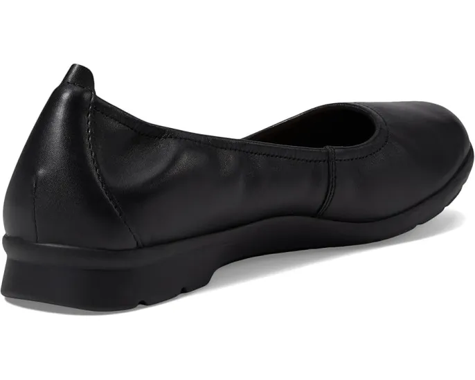 Классические лоферы Jenette Ease с перфорацией и стелькой для комфорта Clarks