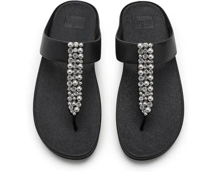 Сандалии FitFlop Fino с ремешком между пальцев и декором из жемчуга и кристаллов