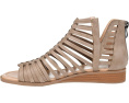 Journee Collection Сандалии Delilah на низком клине с комфортной пеной Comfort Foam™